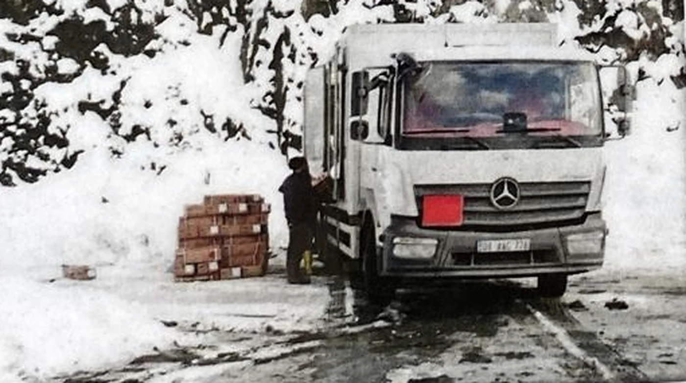 Karlı sahada kamyon